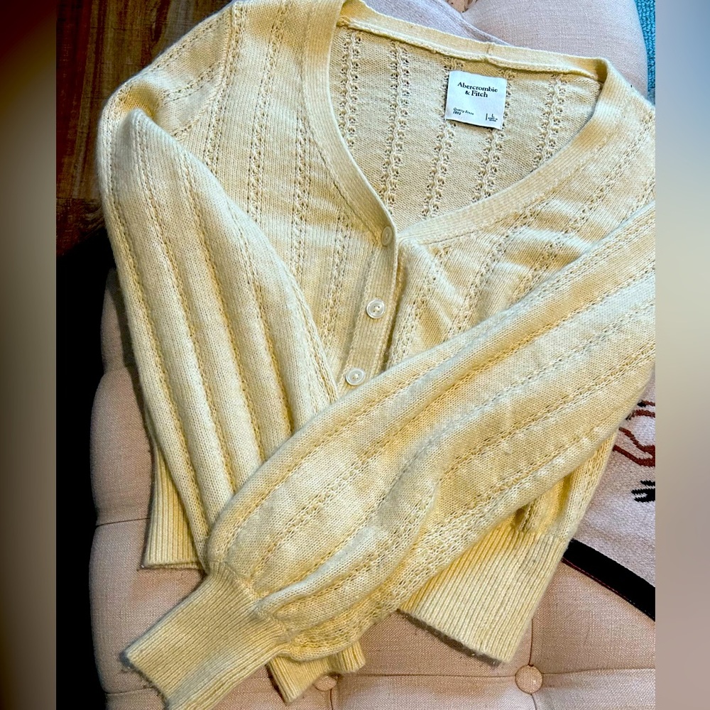 Women’s Abercrombie & Fitch pale yellow sweater size L.